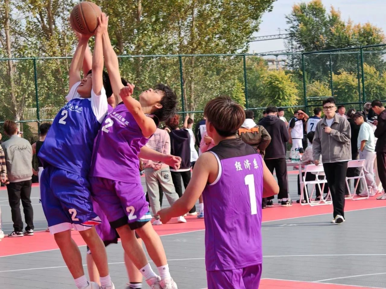 热血奔腾！职业篮球赛场上球员的拼搏精神的简单介绍